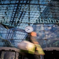 Auch am Hauptbahnhof will die Polizei ab Freitag verstärkt unterwegs sein. (Archivbild) Foto: Christoph Soeder/dpa