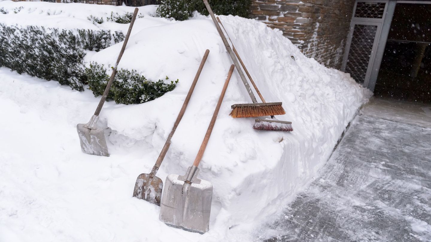 Die Belastung nehme besonders zu, wenn große Schneemengen in kurzer Zeit bewegt werden. (Symbolbild) Foto: Jonas Walzberg/dpa