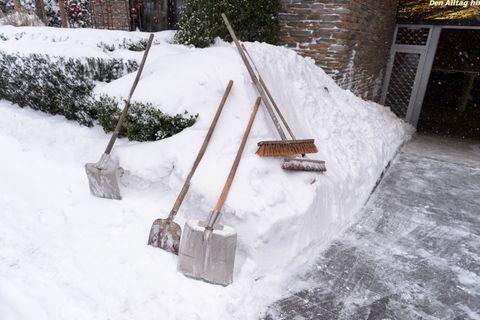 Die Belastung nehme besonders zu, wenn große Schneemengen in kurzer Zeit bewegt werden. (Symbolbild) Foto: Jonas Walzberg/dpa