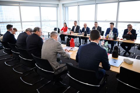 Die erste Tarifrunde zwischen Bahn und Lokführergewerkschaft GDL ist ohne Ergebnis geblieben. Foto: Bernd von Jutrczenka/dpa