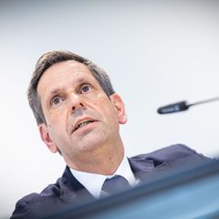 "Bringen Sie sich und andere nicht in Gefahr", sagt Ministerpräsident Lies. (Archivbild) Foto: Moritz Frankenberg/dpa