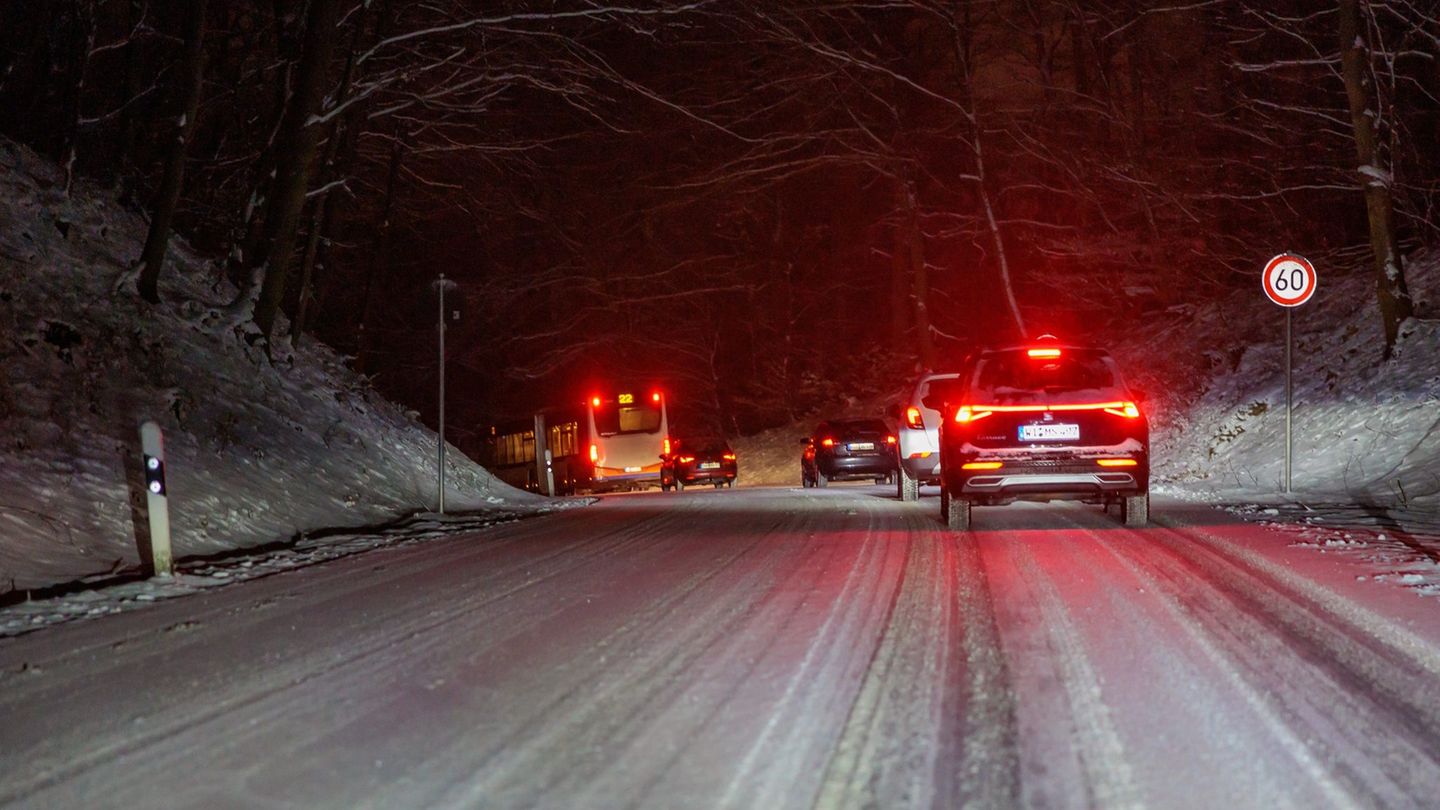 Hessens Straßen können gefährlich glatt werden. (Archivbild) Foto: Jörg Halisch/dpa
