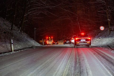 Hessens Straßen können gefährlich glatt werden. (Archivbild) Foto: Jörg Halisch/dpa