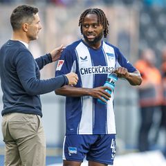 Stefan Leitl (l) schickt Deyovaisio Zeefuik nach einem Trainingszoff mit Paul Seguin vom Feld. (Archivbild) Foto: Andreas Gora/d