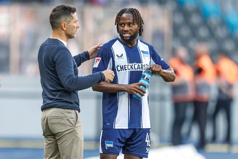 Stefan Leitl (l) schickt Deyovaisio Zeefuik nach einem Trainingszoff mit Paul Seguin vom Feld. (Archivbild) Foto: Andreas Gora/d