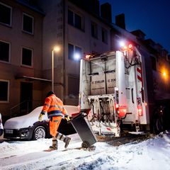 Das Winterwetter macht auch die Arbeit der Müllabfuhr schwierig. (Symbolbild) Foto: Hauke-Christian Dittrich/dpa