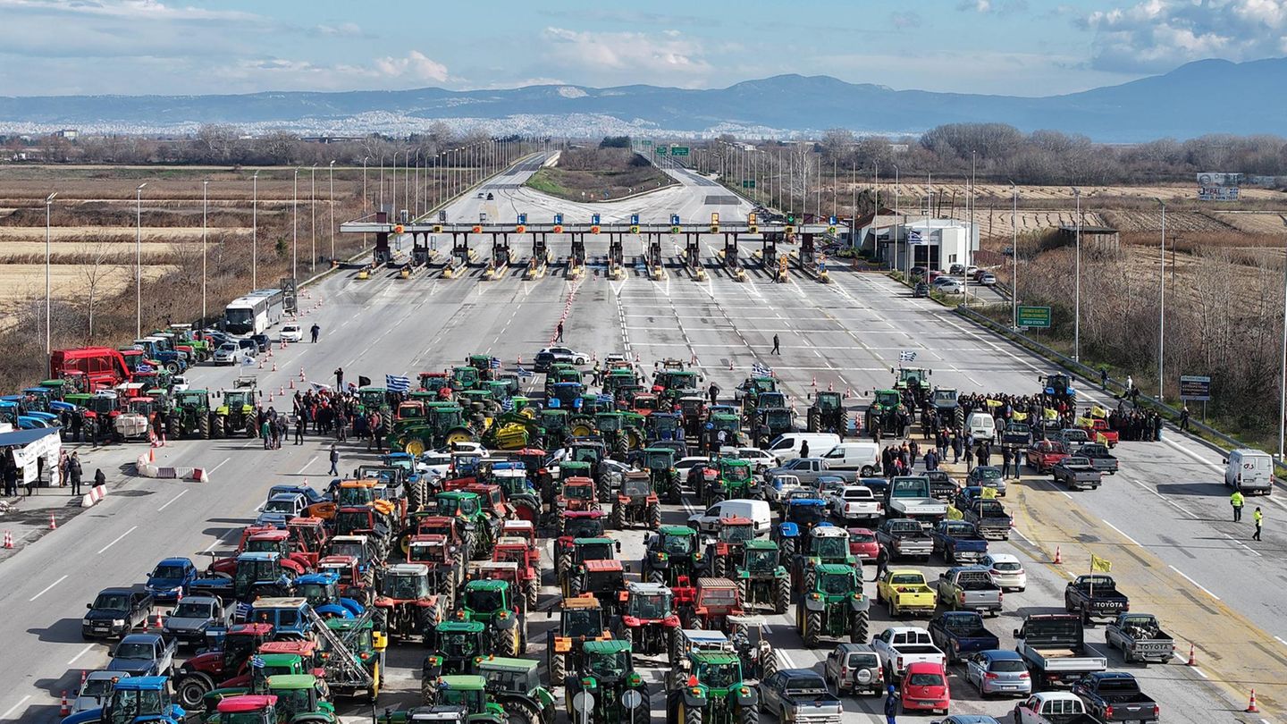 Thessaloniki, Griechenland. Kein Durchkommen: Landwirte blockieren mit ihren Traktoren die Autobahn nach Athen an einer Mautstelle 20 Kilometer außerhalb von Thessaloniki. Sie protestieren gegen steigende Kosten und verspätete Subventionen