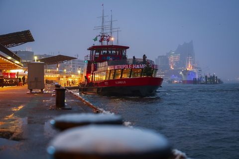 Der Hamburger Fährlinienbetreiber Hadag hat zu Freitag wegen des erwarteten Unwetters einen Notfahrplan angekündigt. (Archivbild
