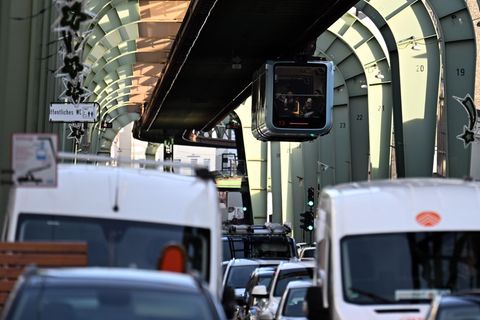 Wuppertal feiert in diesem Jahr das Jubiläum 125 Jahre Schwebebahn. (Archivbild) Foto: Federico Gambarini/dpa