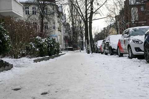 Ein Fußgängerweg in einem Wohngebiet ist nicht geräumt. Es besteht Rutschgefahr. Foto: Jens Kalaene/dpa