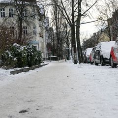 Ein Fußgängerweg in einem Wohngebiet ist nicht geräumt. Es besteht Rutschgefahr. Foto: Jens Kalaene/dpa