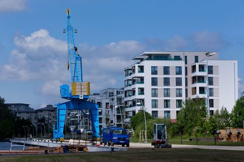 Am Ziegelsee liegt ein beliebtes Wohngebiet. Jetzt ist an der Kaimauer ein 15-Meter-Motorboot teilweise gesunken. (Archivbild) F