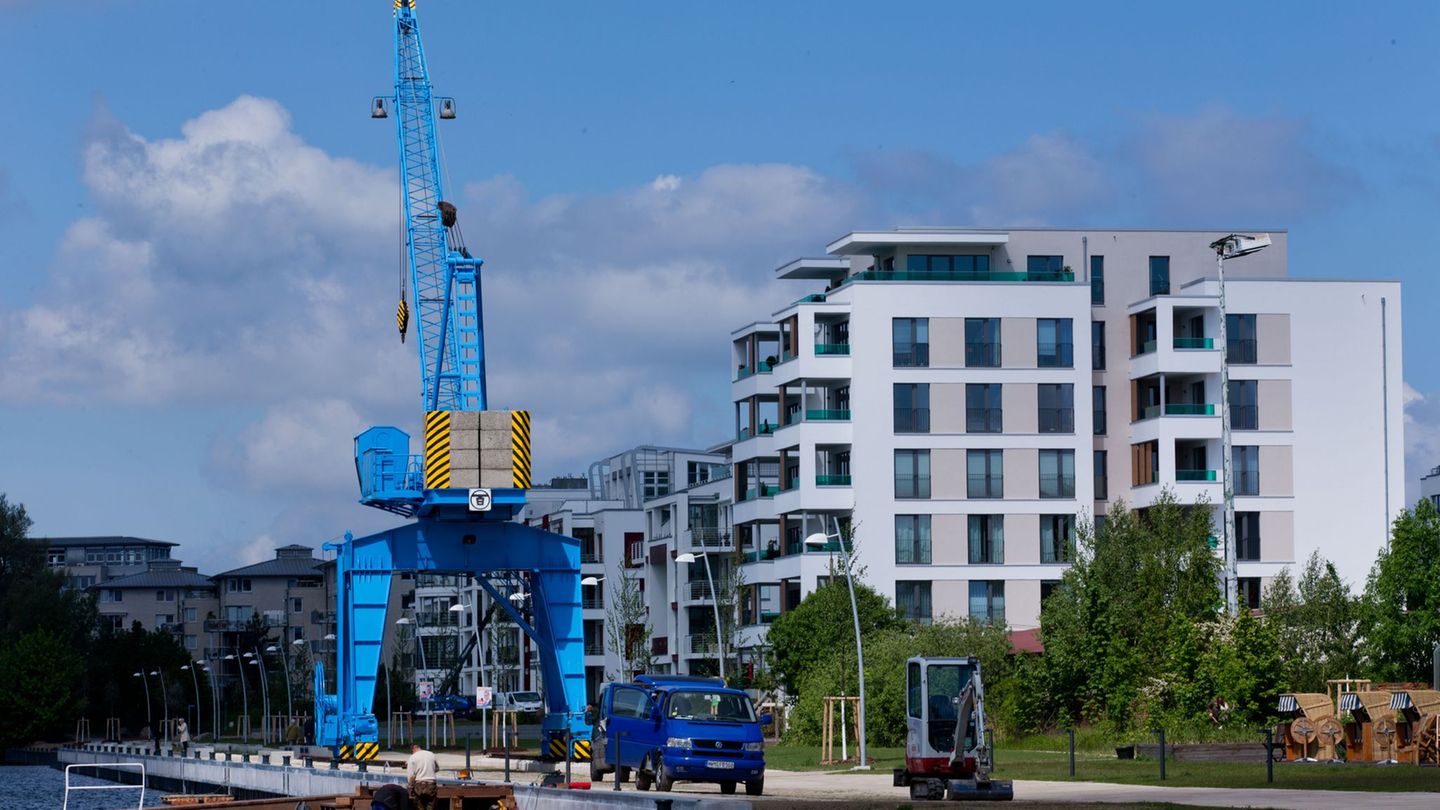 Am Ziegelsee liegt ein beliebtes Wohngebiet. Jetzt ist an der Kaimauer ein 15-Meter-Motorboot teilweise gesunken. (Archivbild) F