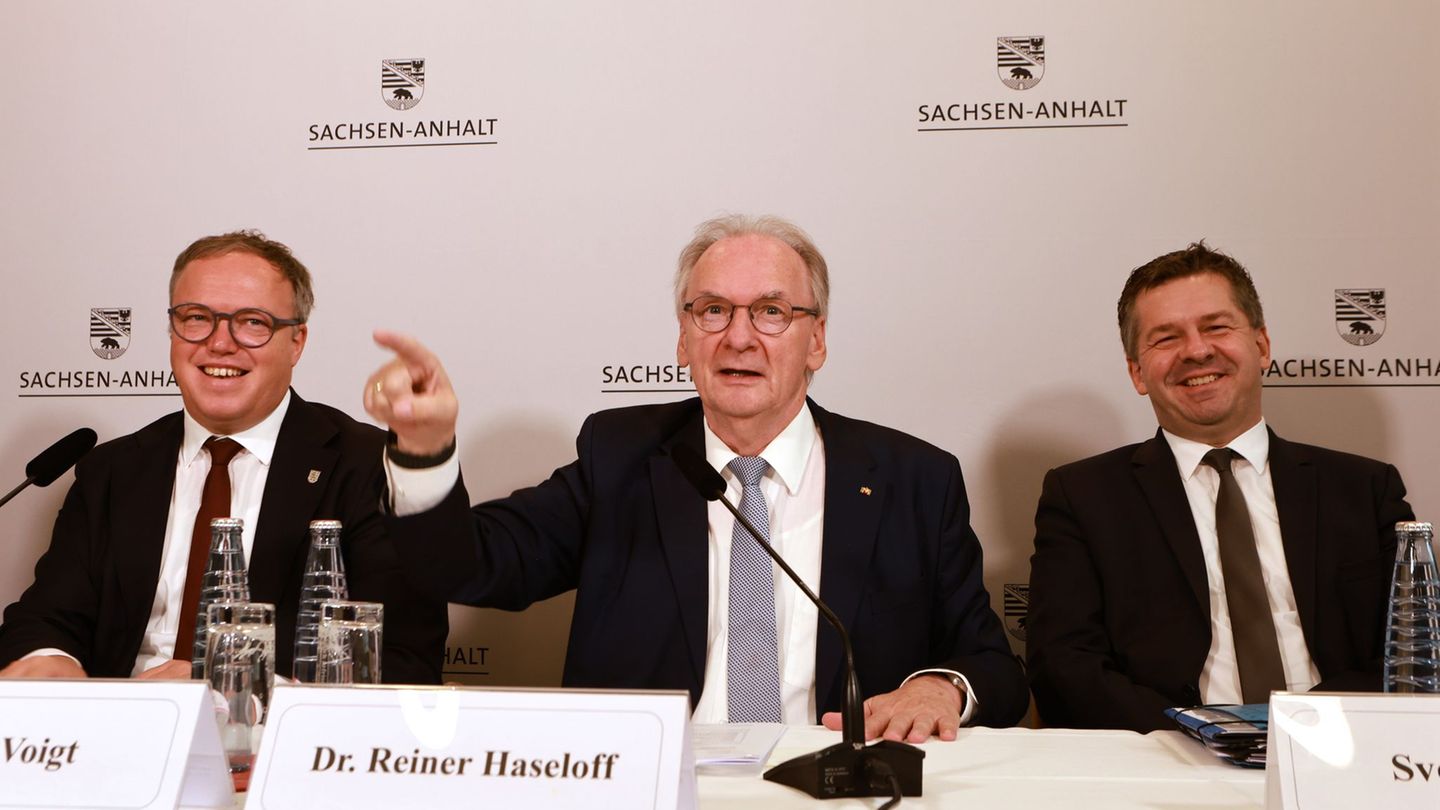 Thüringens Ministerpräsident Mario Voigt (links, alle CDU) mit Partei- und Amtskollegen Reiner Haseloff (Mitte): Sven Schulze (r