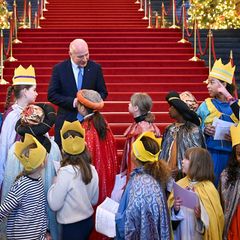 Kinder der St. Mauritius-Grundschule in Berlin-Lichtenberg werden zum Sternsingen von Berlins Regierendem Bürgermeister Kai Wegn