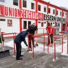 Die Fans helfen bei Union mit. Foto: Matthias Koch/dpa