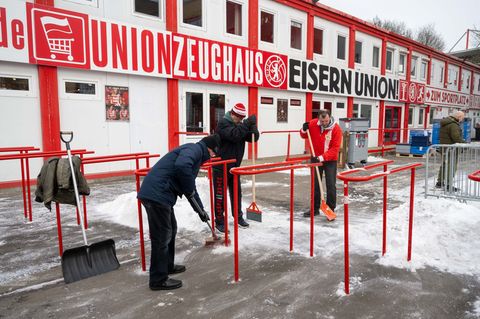 Die Fans helfen bei Union mit. Foto: Matthias Koch/dpa