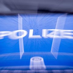 Eine mögliche Anschlagsdrohung hat einen Polizeieinsatz im Osten Berlins ausgelöst. (Symbolbild) Foto: Soeren Stache/dpa