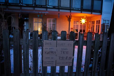 Blackout in Berlin: Ein Anwohner bietet per Aushang Kaffee und Tee an