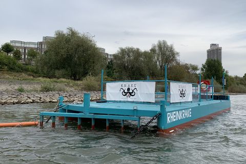 Die Müllfalle – genannt "Rheinkrake" – schwimmt an ihrer Position auf dem Rhein in Köln. (Archivbild) Foto: Leandra Hamann/Unive