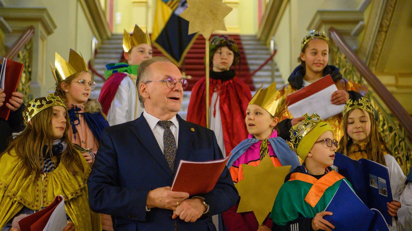 Sachsen-Anhalts Ministerpräsident Reiner Haseloff (CDU) singt in der Staatskanzlei mit den Sternsingern der Kathedralpfarrei San