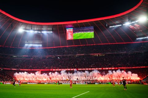 Fans des FC Bayern München zünden Pyrotechnik im Fanblock. (Archivbild) Foto: Tom Weller/dpa