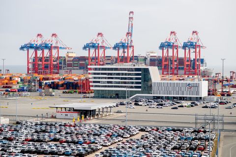 Eurogate hat an seinen Terminals in Wilhelmshaven, Bremerhaven und Hamburg einen eigenen Winterdienst. (Archivbild) Foto: Hauke-