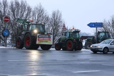 Landwirte haben mit ihren Traktoren Straßen blockiert, um gegen das Mercosur-Abkommen zu protestieren. Foto: Christian Butt/dpa