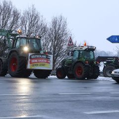 Landwirte haben mit ihren Traktoren Straßen blockiert, um gegen das Mercosur-Abkommen zu protestieren. Foto: Christian Butt/dpa