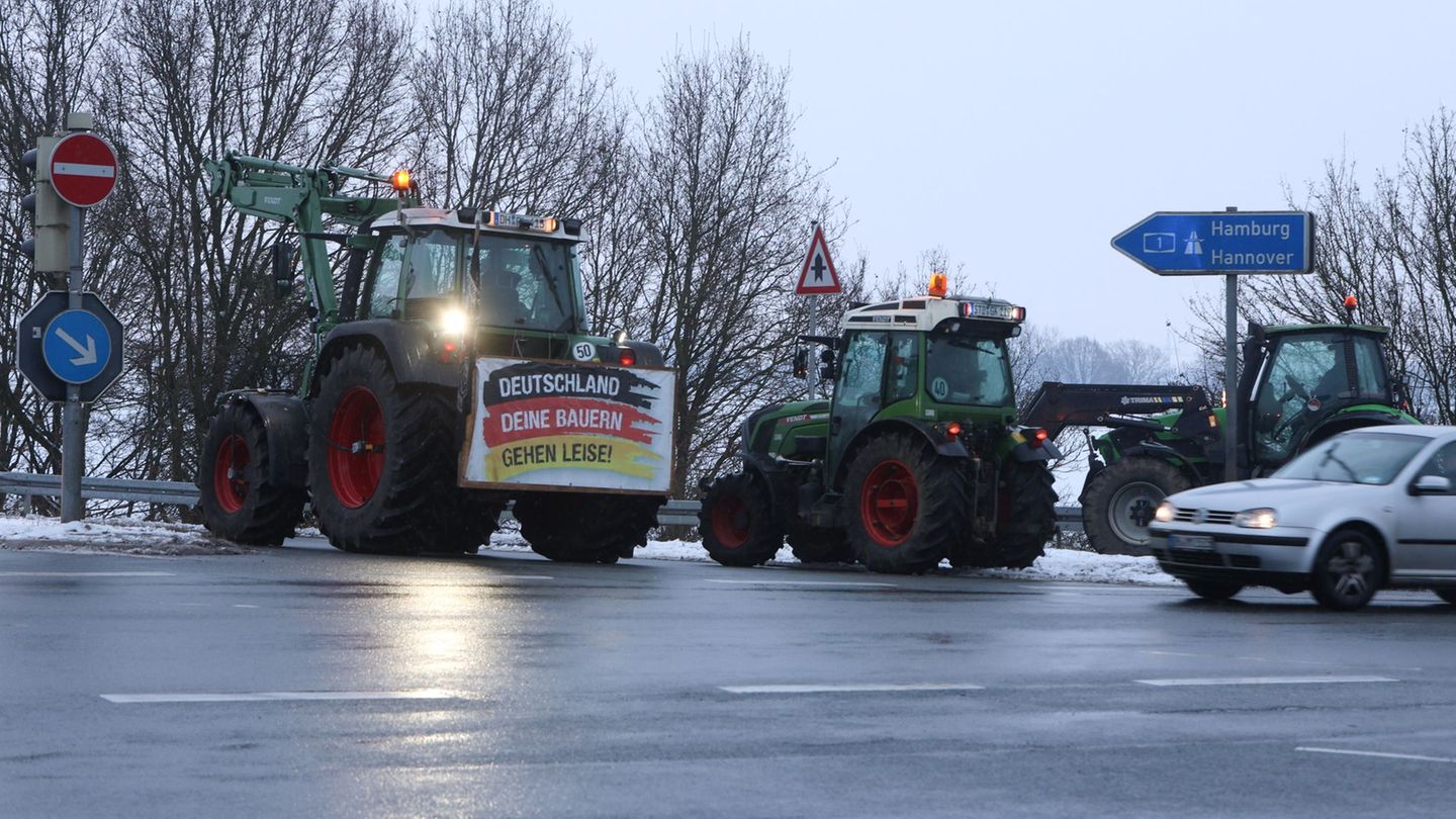 Landwirte haben mit ihren Traktoren Straßen blockiert, um gegen das Mercosur-Abkommen zu protestieren. Foto: Christian Butt/dpa