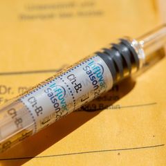 Die Grippeimpfung wird unter anderem für Menschen ab 60 empfohlen. (Symbolbild) Foto: Fernando Gutierrez-Juarez/dpa