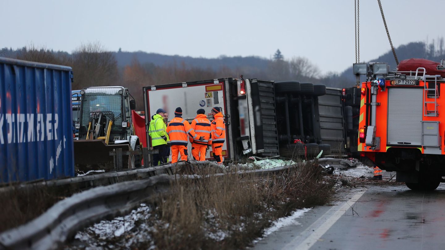 Ein mit Gemüse beladener Laster ist nach einem Unfall auf die Mittelleitplanke der A2 gestürzt. Foto: Christian Müller/dpa