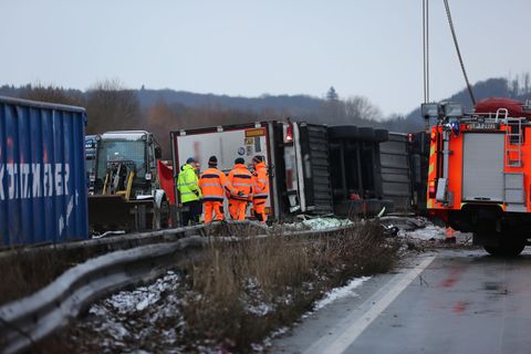 Ein mit Gemüse beladener Laster ist nach einem Unfall auf die Mittelleitplanke der A2 gestürzt. Foto: Christian Müller/dpa