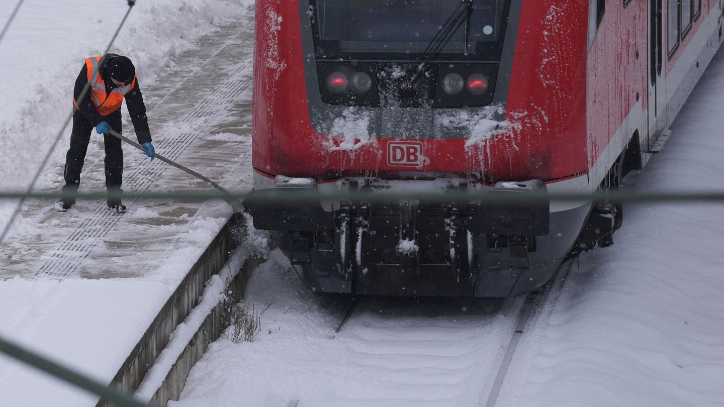 In Norden fahren weiterhin Züge. Die Bahn rät aber, auf unnötige Fahrten zu verzichten. Foto: Marcus Brandt/dpa