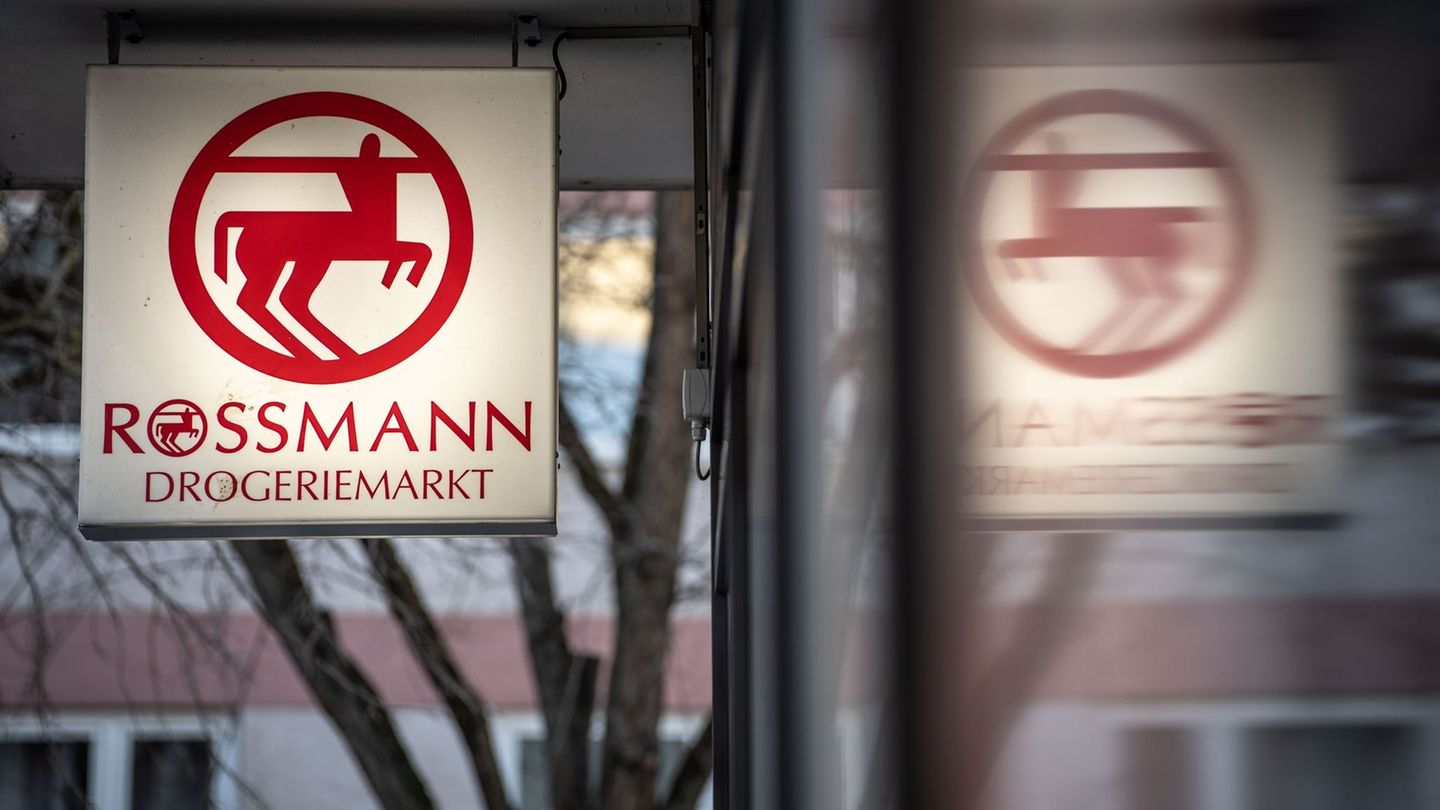 Die Drogeriemarktkette Rossmann will in diesem Jahr Hunderte Filialen neu eröffnen. Foto: Frank Rumpenhorst/dpa