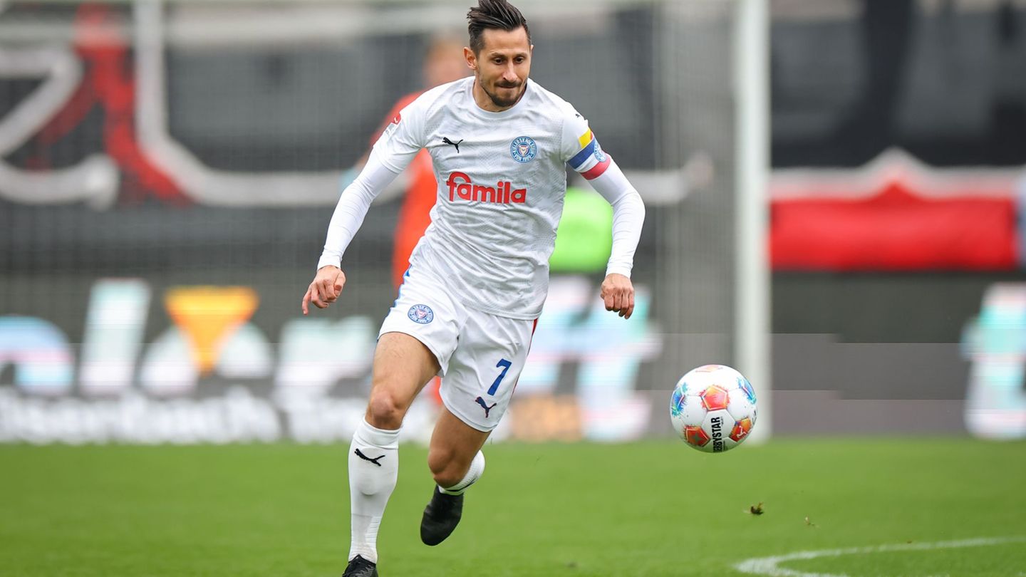 Geht bei Holstein Kiel weiter voran: Kapitän Steven Skrzybski verlängerte den Vertrag bis 2027 (Archivbild). Foto: Daniel Karman