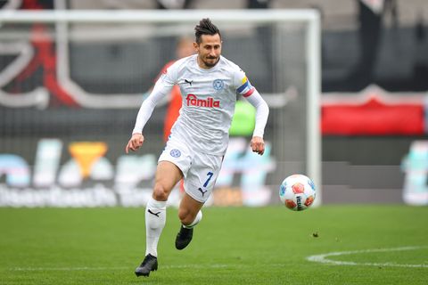 Geht bei Holstein Kiel weiter voran: Kapitän Steven Skrzybski verlängerte den Vertrag bis 2027 (Archivbild). Foto: Daniel Karman