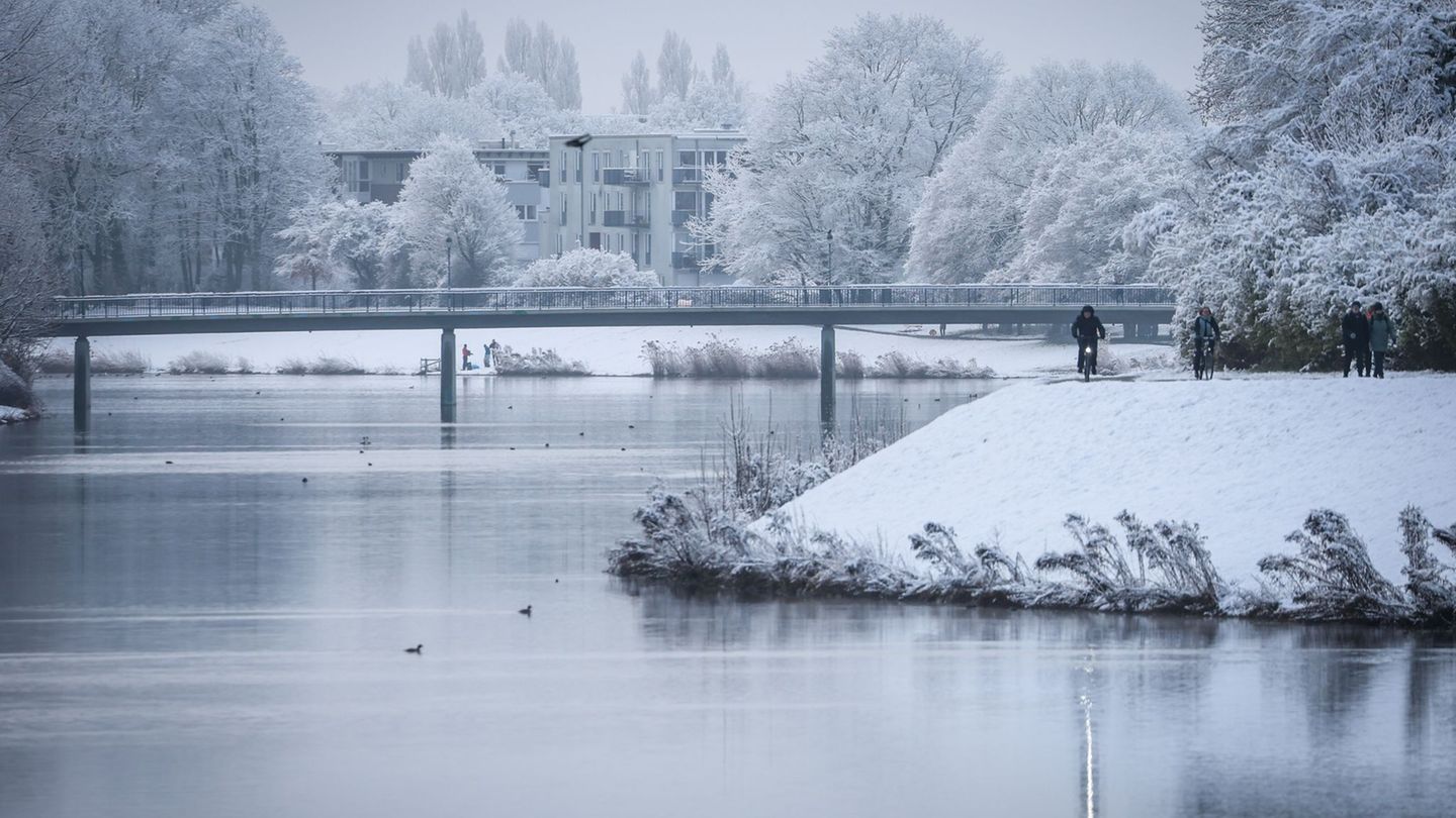 In Bremen liegt viel Schnee - das hat auch Folgen für Schülerinnen und Schüler. Foto: Focke Strangmann/dpa