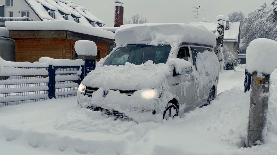 Schnee auf dem Dach, bedecktes Kennzeichen? Diese Strafen drohen Autofahrern