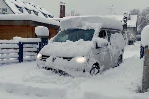 Schnee auf dem Dach, bedecktes Kennzeichen? Diese Strafen drohen Autofahrern