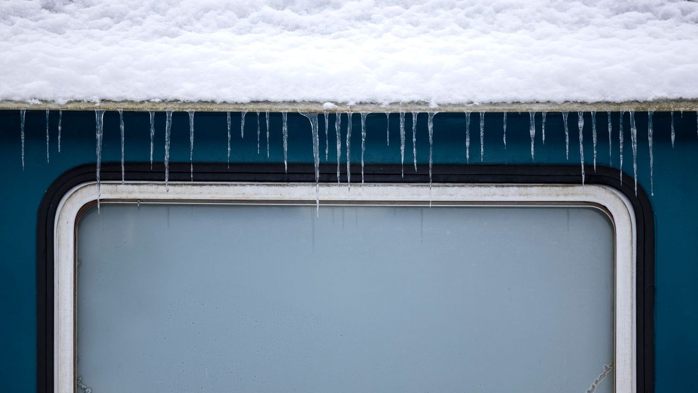 Eiszapfen an einem alten Eisenbahnwaggon in der Eifel - ähnlich viele Eiszapfen dürften am Wochenende vielerorts in NRW zu sehen