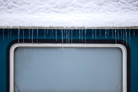 Eiszapfen an einem alten Eisenbahnwaggon in der Eifel - ähnlich viele Eiszapfen dürften am Wochenende vielerorts in NRW zu sehen