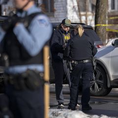 Die Polizei von Minneapolis und FBI-Agenten am Ort im Süden von Minneapolis, wo ein ICE-Beamter eine Frau erschoss