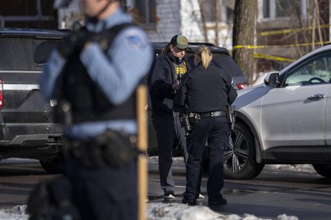 Die Polizei von Minneapolis und FBI-Agenten am Ort im Süden von Minneapolis, wo ein ICE-Beamter eine Frau erschoss