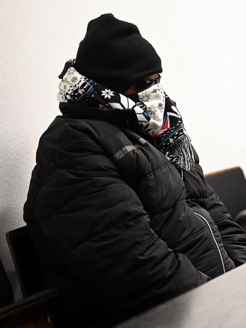 Mafia-Prozess: Zwei Angeklagte sitzen vor Prozessbeginn in einem Gerichtssaal im Landgericht Stuttgart