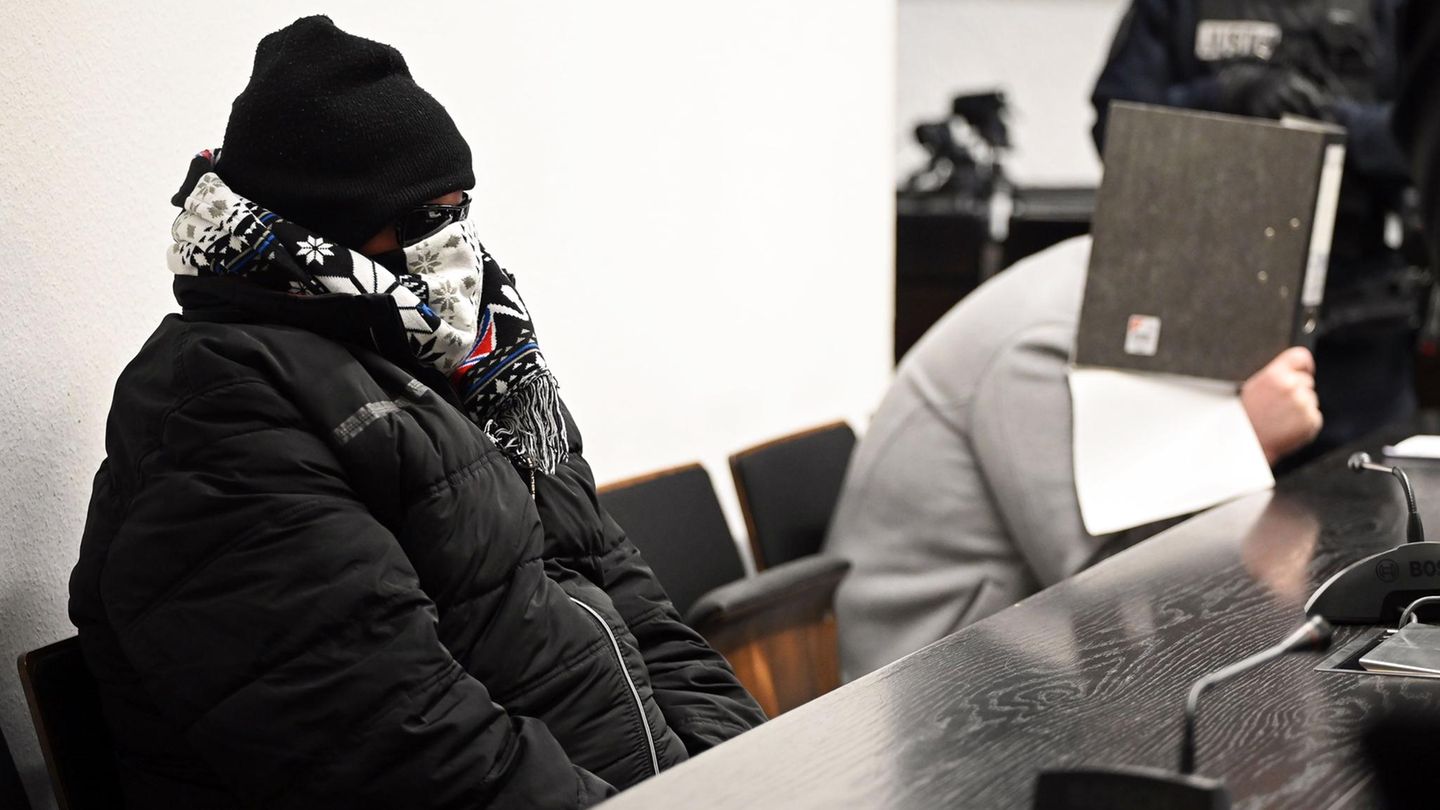 Mafia-Prozess: Zwei Angeklagte sitzen vor Prozessbeginn in einem Gerichtssaal im Landgericht Stuttgart