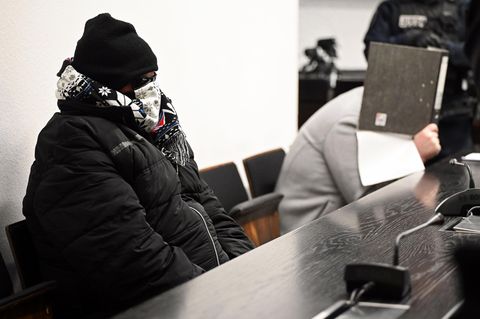 Mafia-Prozess: Zwei Angeklagte sitzen vor Prozessbeginn in einem Gerichtssaal im Landgericht Stuttgart