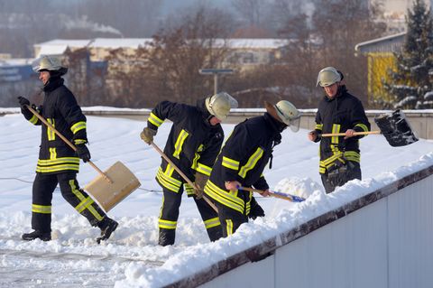 Ein Foto aus dem Jahr 2010 aus Gera in Thüringen: Feuerwehrleute beseitigen Schnee vom Dach einer Turnhalle. So eine Unterstützu