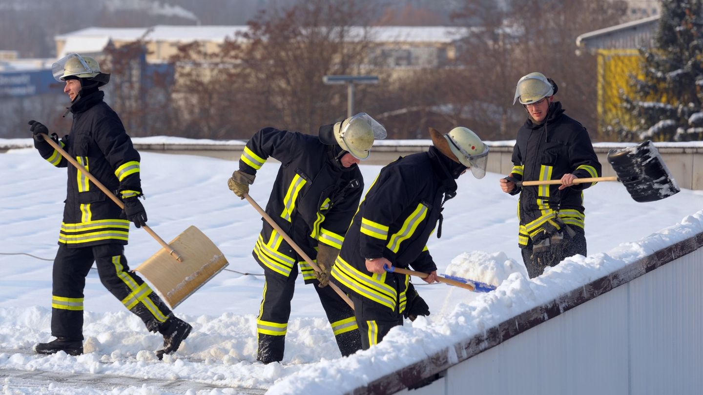 schwerer-schnee-schneelast-zu-gro-goch-schlie-t-sieben-sporthallen