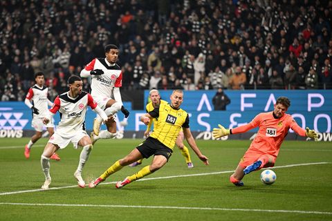 Der Einsatz von BVB-Keeper Gregor Kobel (r) in Frankfurt steht auf der Kippe. (Archivbild) Foto: Arne Dedert/dpa